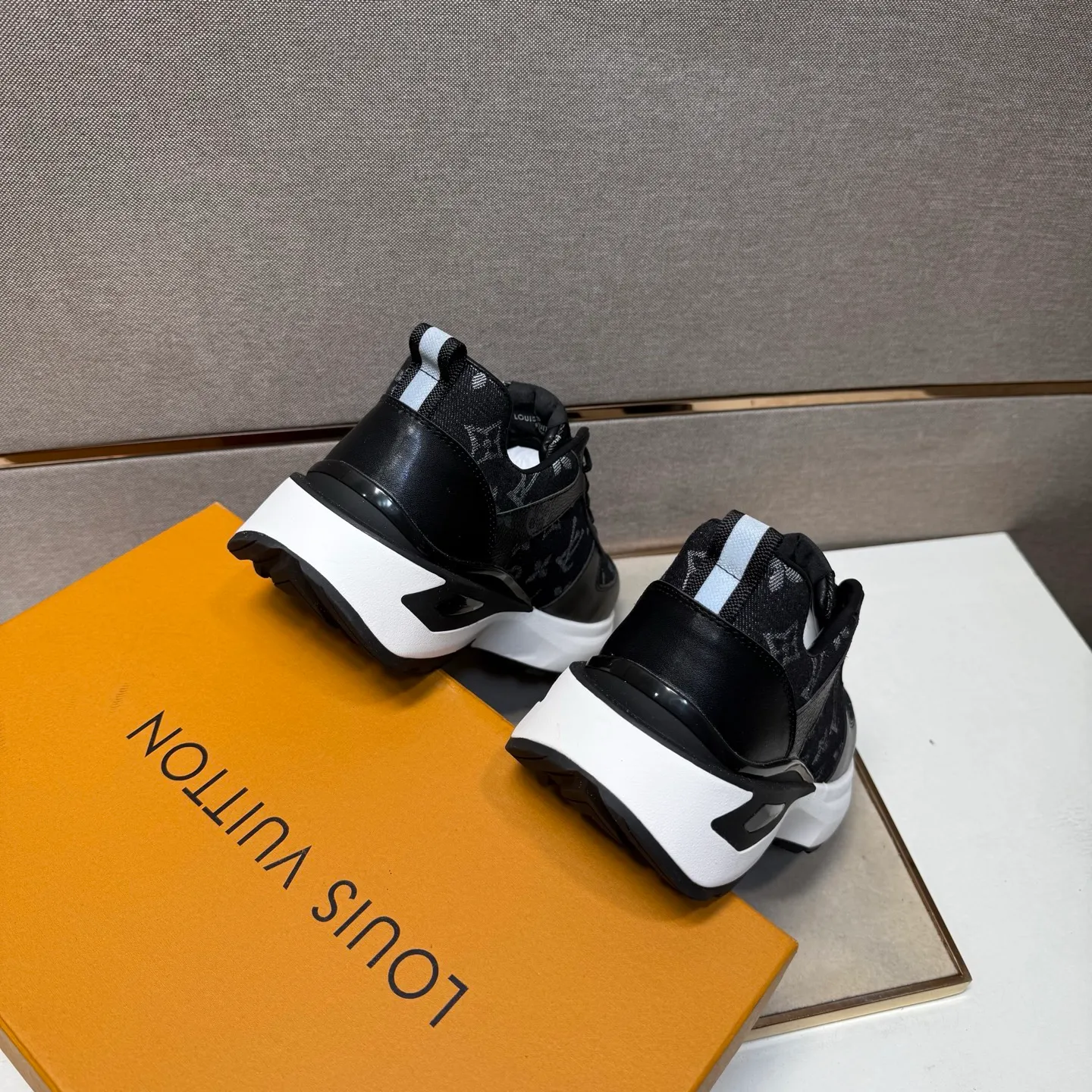 ⬛️Men's shoes 💰p442【LV～】Men's casual shoes 2025z cabinet sales simultaneously 🔶Size: 38-44#️⃣ 🔷2 colors🔜The upper is made of multi-material splicing➕Genuine leather lining, comfortable and breathable, sole: original comfortable and wear-resistant outsole, ⚠️Real shot📱Photographed🎬The real thing is better📢📢📢